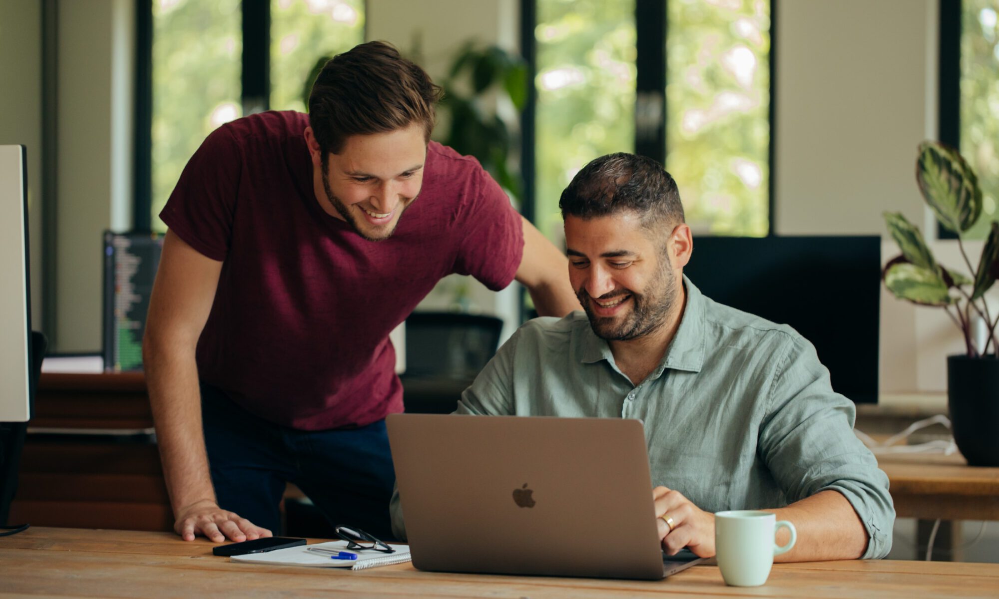 Joep & Deniz laughing and looking at a screen