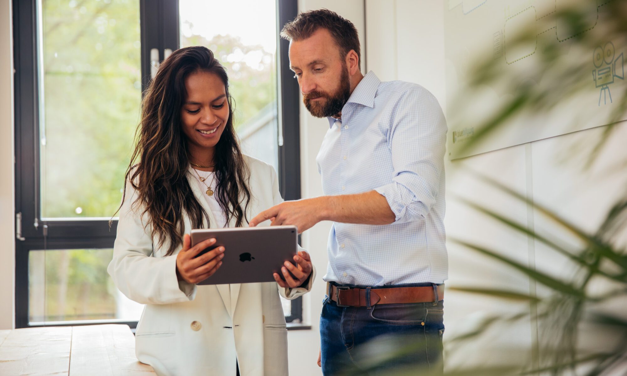 Selina & Kevin kijken naar een iPad