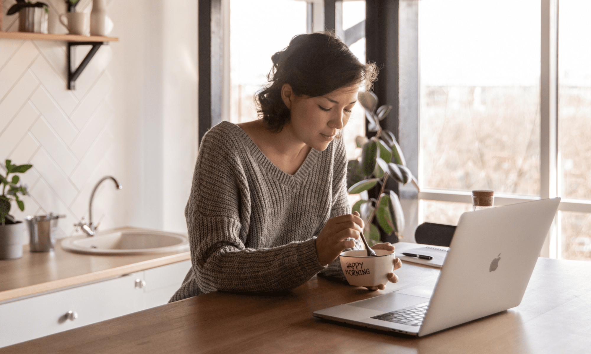 Woman sitting behind a laptop